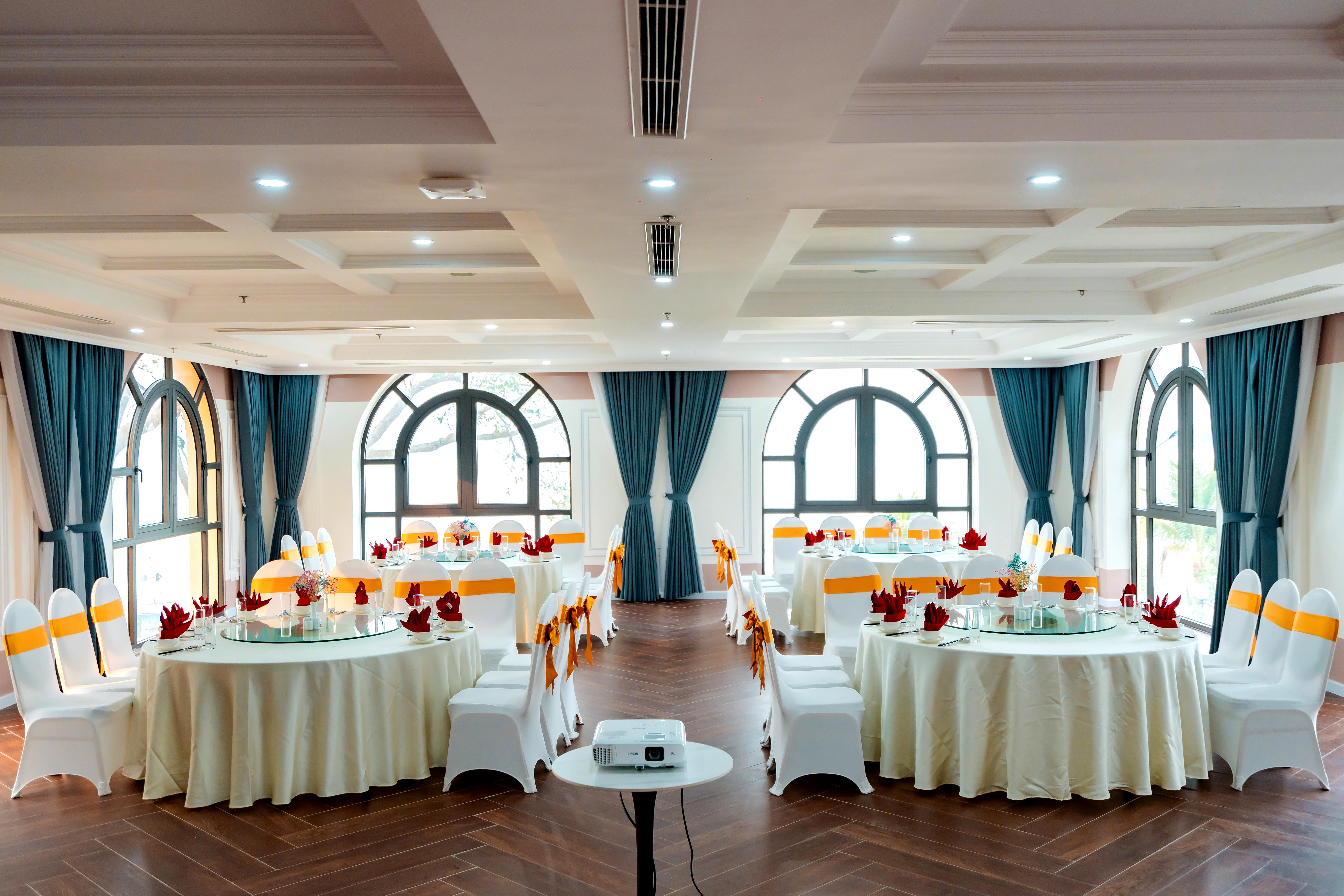 MEETING & EVENT